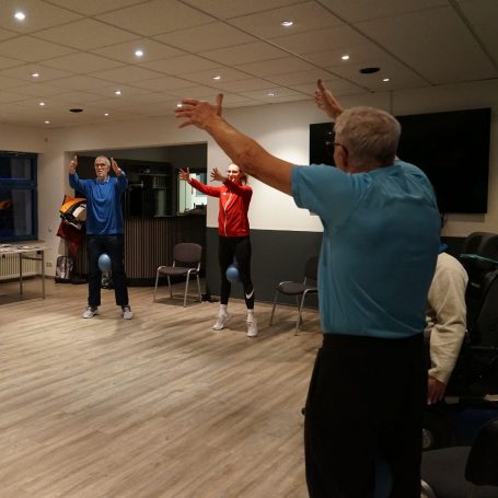 Sport-Gruppe in Bewegung mit Spaß.